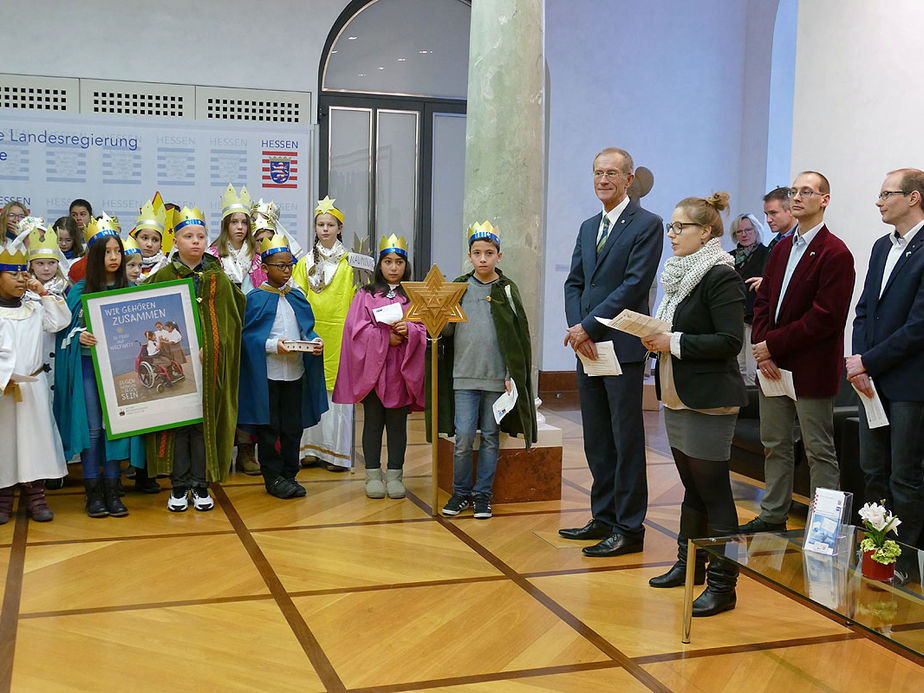 Naumburger Sternsinger zu Besuch beim Hessischen Ministerpräsidenten Volker Bouffier (Foto: Karl-Franz Thiede)